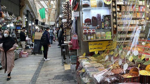 İran'da döviz alarmı! Esnaf kepenk kapattı, hükümet aleyhine sloganlar atıldı