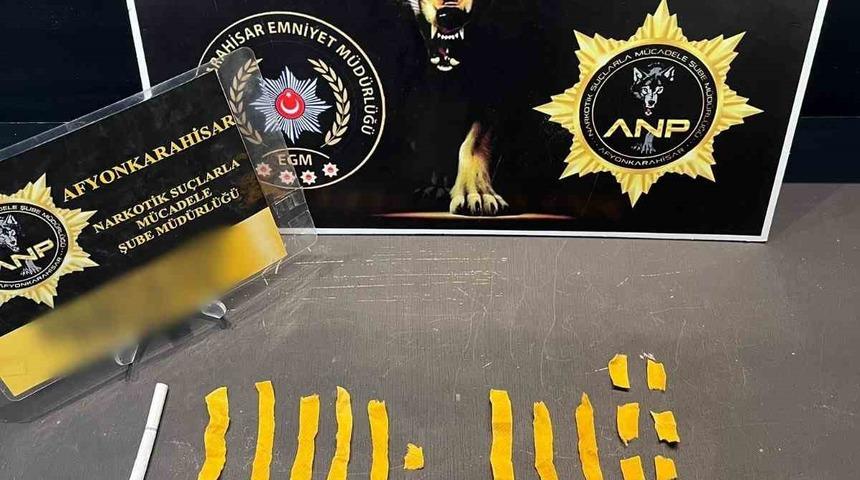 Uyuşturucu emdirilmiş pe&ccedil;eteyle yakalanan 2 kişi g&ouml;zaltına alındı