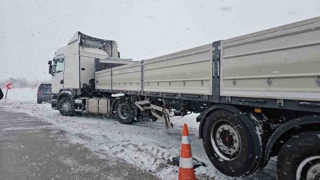 İş&ccedil;i servisi tıra &ccedil;arptı: 11 yaralı 7