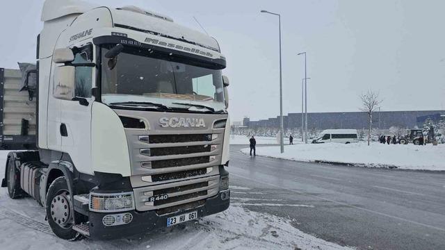 İş&ccedil;i servisi tıra &ccedil;arptı: 11 yaralı 6