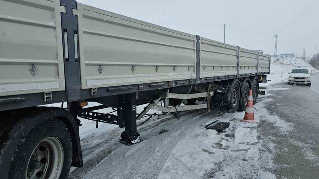 İş&ccedil;i servisi tıra &ccedil;arptı: 11 yaralı 5