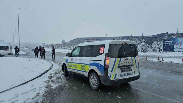 İş&ccedil;i servisi tıra &ccedil;arptı: 11 yaralı 2