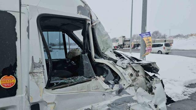 İş&ccedil;i servisi tıra &ccedil;arptı: 11 yaralı 1