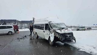 İş&ccedil;i servisi tıra &ccedil;arptı: 11 yaralı