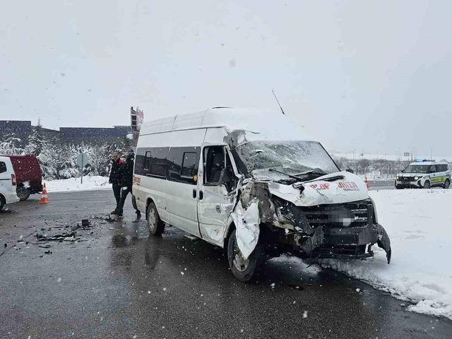 İş&ccedil;i servisi tıra &ccedil;arptı: 11 yaralı