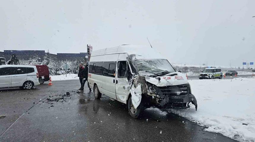 İş&ccedil;i servisi tıra &ccedil;arptı: 11 yaralı