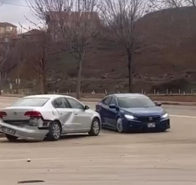 Otomobillerin &ccedil;arpıştığı kaza kamerada 1