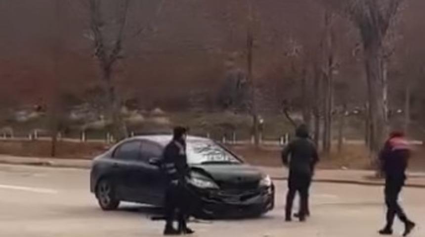 Otomobillerin &ccedil;arpıştığı kaza kamerada