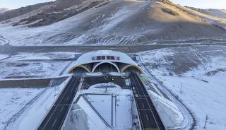 D&uuml;nyanın en uzun otoyol t&uuml;neli &Ccedil;in'de a&ccedil;ıldı