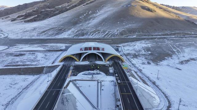 Dünyanın en uzun otoyol tüneli Çin'de açıldı