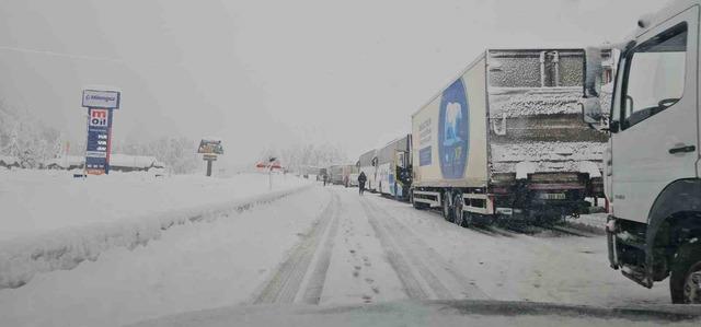 Zonguldak-Ankara yolunda trafik kilitlendi 1