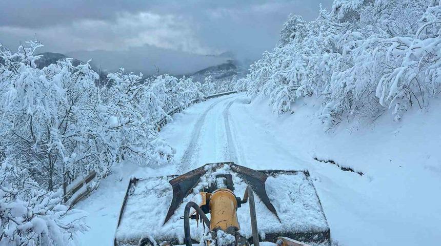 Sakarya&rsquo;da kardan kapanan 35 grup yolunun 31&rsquo;i ulaşıma a&ccedil;ıldı