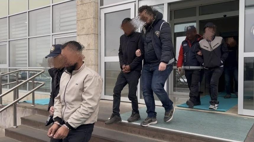 Niğde&rsquo;de g&ouml;&ccedil;men ka&ccedil;ak&ccedil;ılığı operasyonu: 2 tutuklama