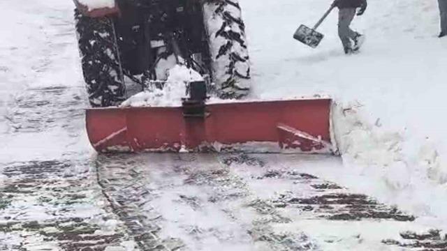 Mazıdağı’nda traktörlerin arkasına bağlanan aparatlarla kar temizleme çalışması yaptılar