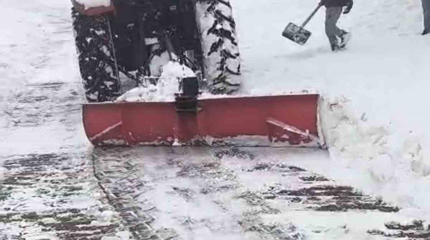 Mazıdağı&rsquo;nda trakt&ouml;rlerin arkasına bağlanan aparatlarla kar temizleme &ccedil;alışması yaptılar