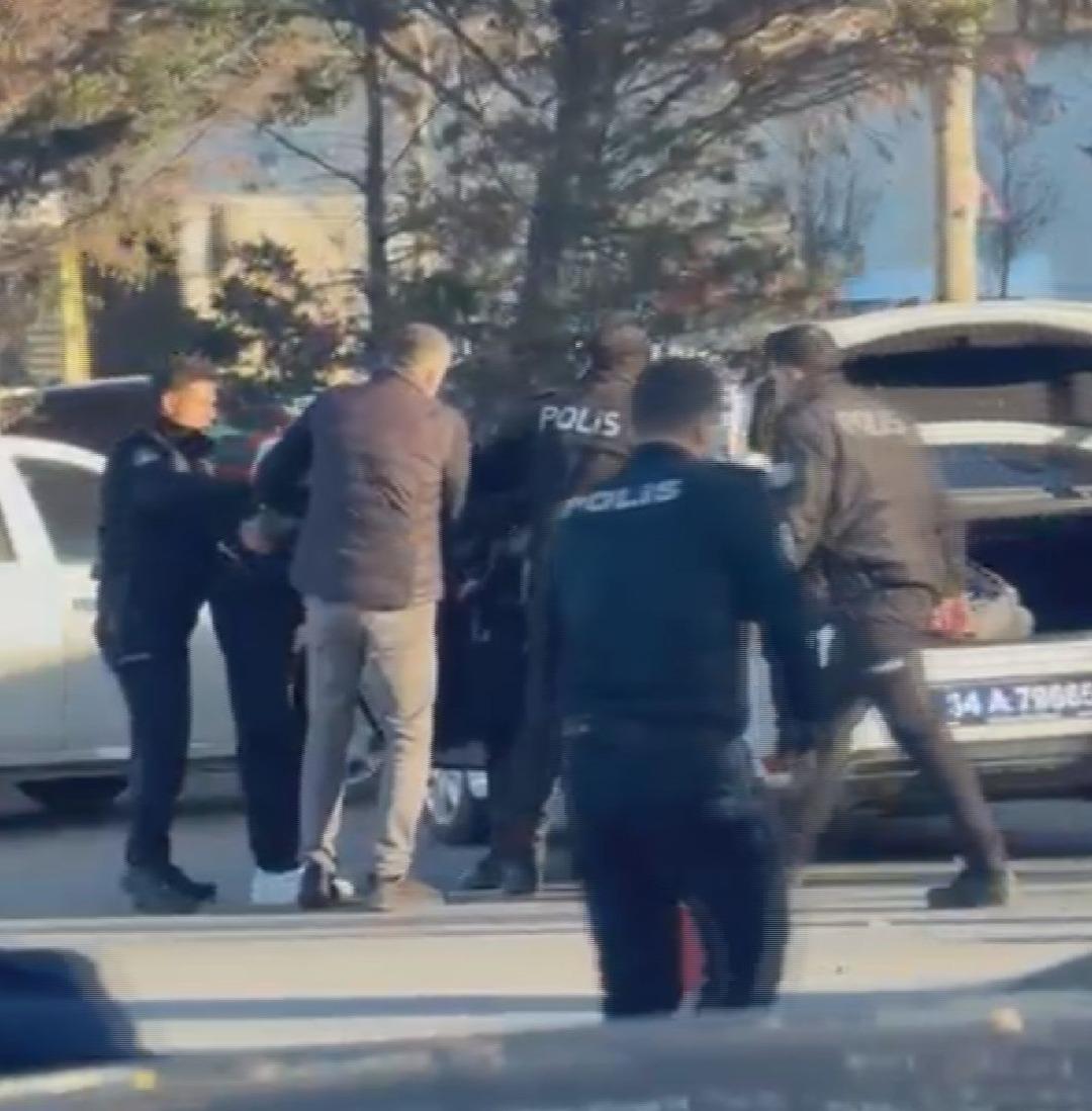 Sultangazi de dehşet! Takip ettiği &ccedil;ocuğa ateş etti, yolda y&uuml;r&uuml;yen kişiyi vurdu! 3