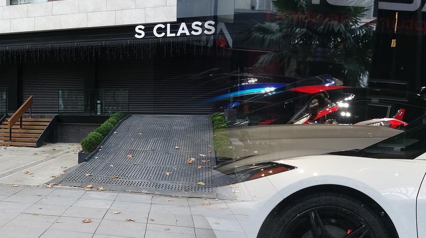 Kadık&ouml;y&rsquo;de l&uuml;ks oto galeri sahibi hakkında vurgun iddiası! Bug&uuml;n polisler gitti, l&uuml;ks ara&ccedil;lar &ccedil;ekildi