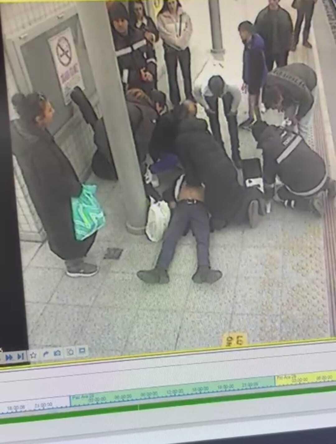 Tren istasyonunda &ouml;l&uuml;m kalım savaşı: Kalbi durdu, şok cihazlı m&uuml;dahale! 3