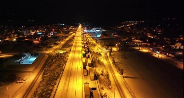 D-100 karayolunda kar &ccedil;ilesi: Ara&ccedil;lar mahsur kaldı 3