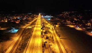 D-100 karayolunda kar &ccedil;ilesi: Ara&ccedil;lar mahsur kaldı