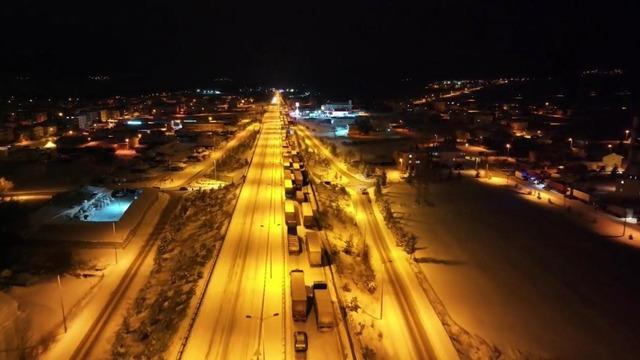 D-100 karayolunda kar çilesi: Araçlar mahsur kaldı