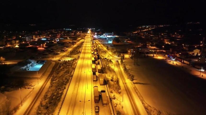 D-100 karayolunda kar &ccedil;ilesi: Ara&ccedil;lar mahsur kaldı