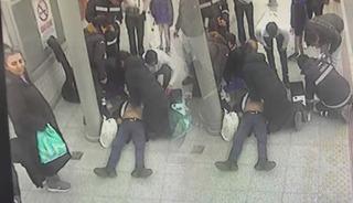Tren istasyonunda &ouml;l&uuml;m kalım savaşı: Kalbi durdu, şok cihazlı m&uuml;dahale!