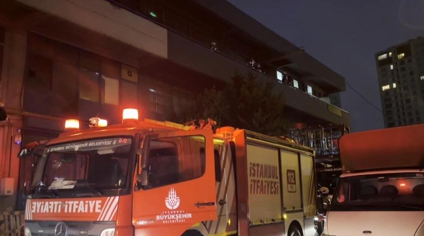K&uuml;&ccedil;&uuml;k&ccedil;ekmece&rsquo;de bir iş yerinin havalandırma bacasında yangın