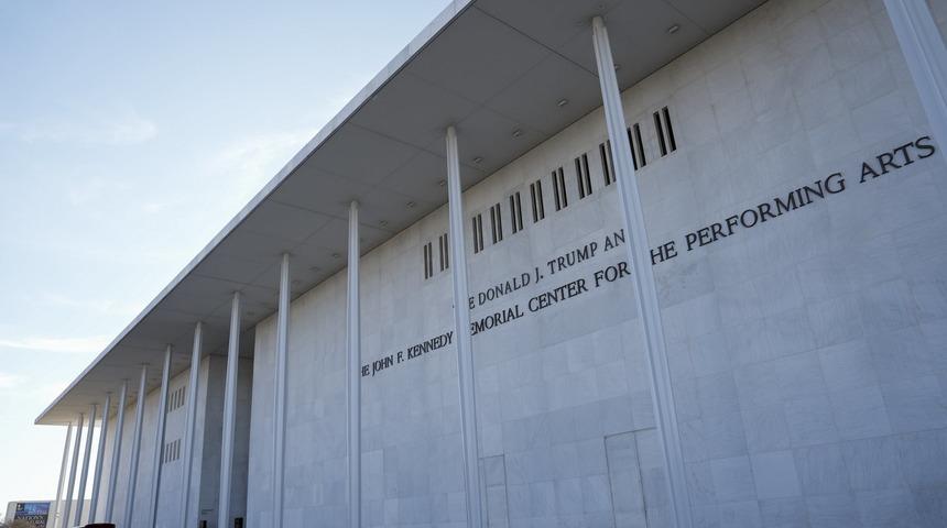 Washington&rsquo;daki Kennedy Center'in adı &lsquo;Trump-Kennedy Center&rsquo; olarak değiştirildi