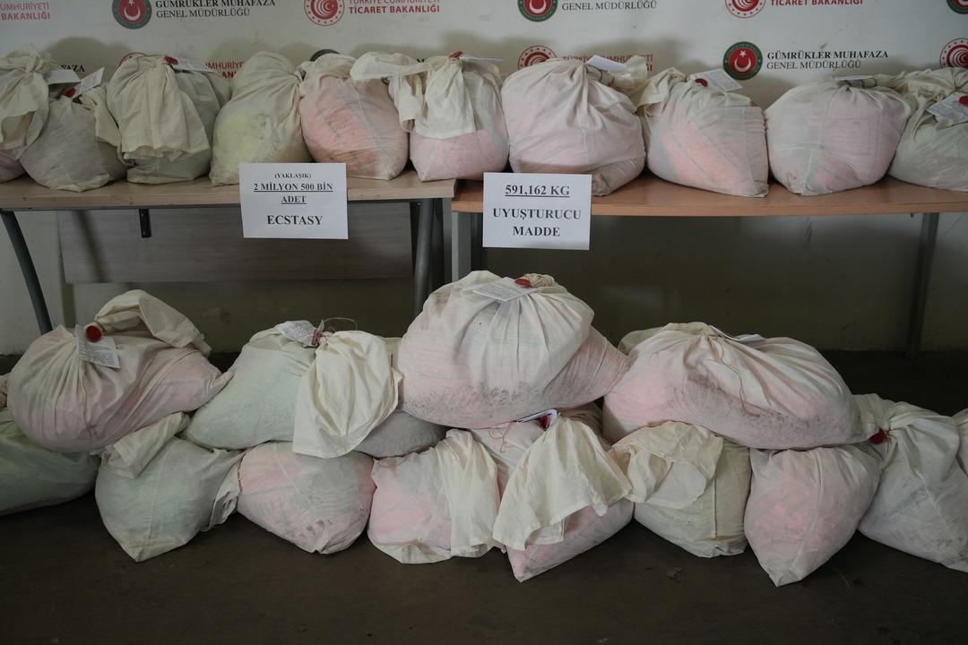 Yakalanmasa T&uuml;rkiye ye girecekti! Bir tırda 600 kilogram uyuşturucu yakalandı 4