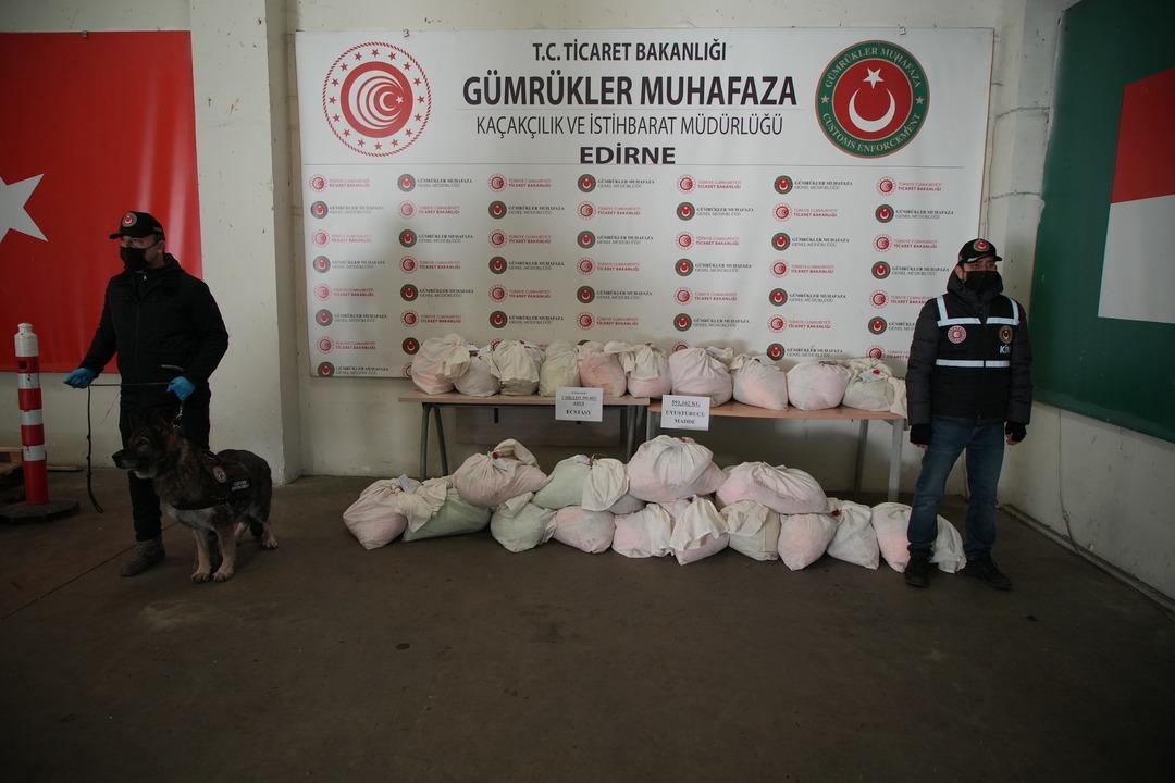 Yakalanmasa T&uuml;rkiye ye girecekti! Bir tırda 600 kilogram uyuşturucu yakalandı 6