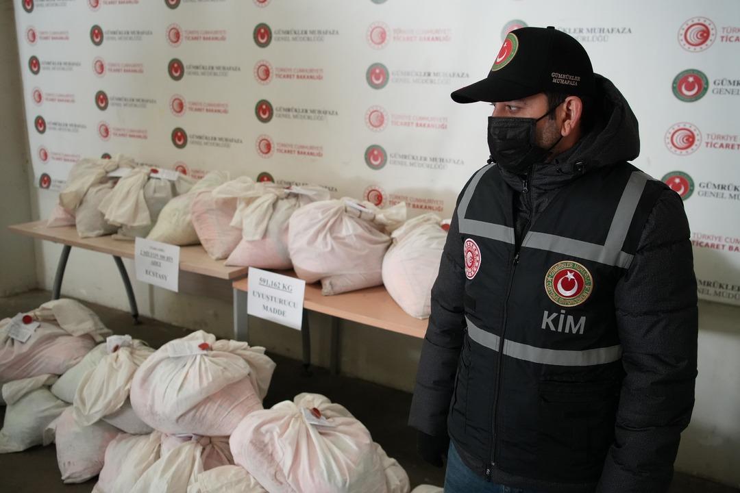 Yakalanmasa T&uuml;rkiye ye girecekti! Bir tırda 600 kilogram uyuşturucu yakalandı 7