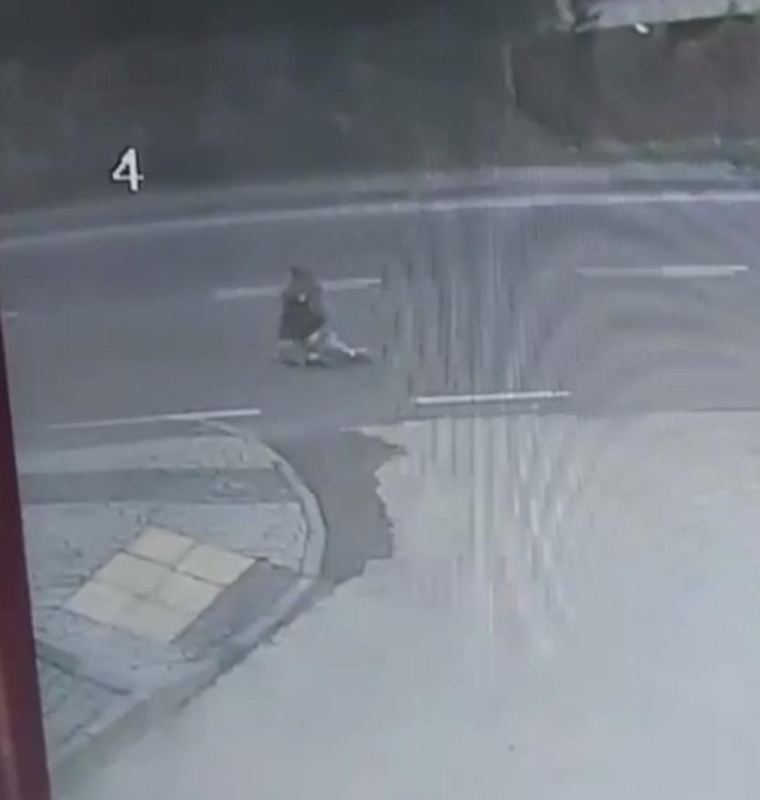 Servis minib&uuml;s&uuml;yle kadını altına alıp s&uuml;r&uuml;kledi! Durmadan yoluna devam etti 5