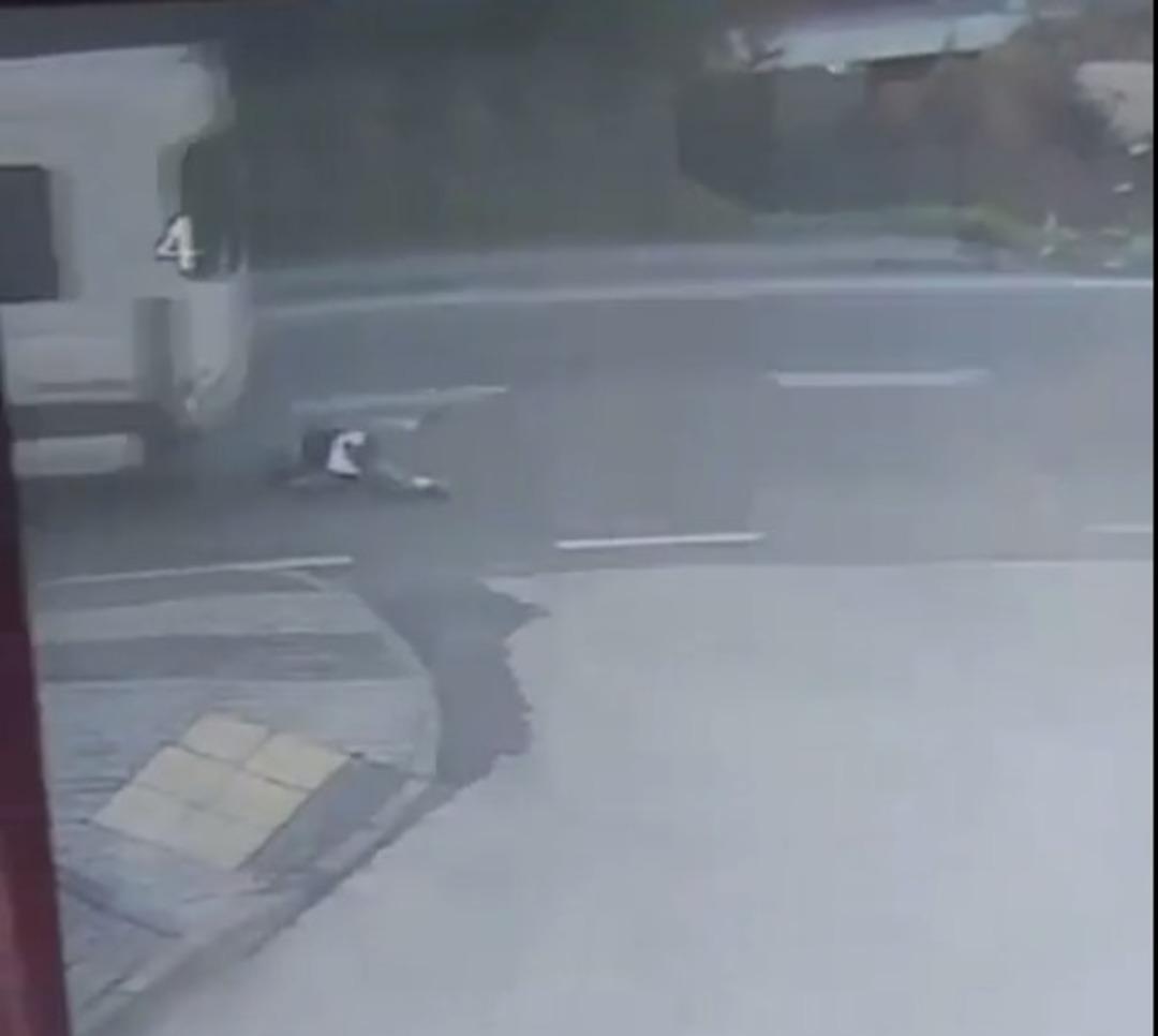 Servis minib&uuml;s&uuml;yle kadını altına alıp s&uuml;r&uuml;kledi! Durmadan yoluna devam etti 4