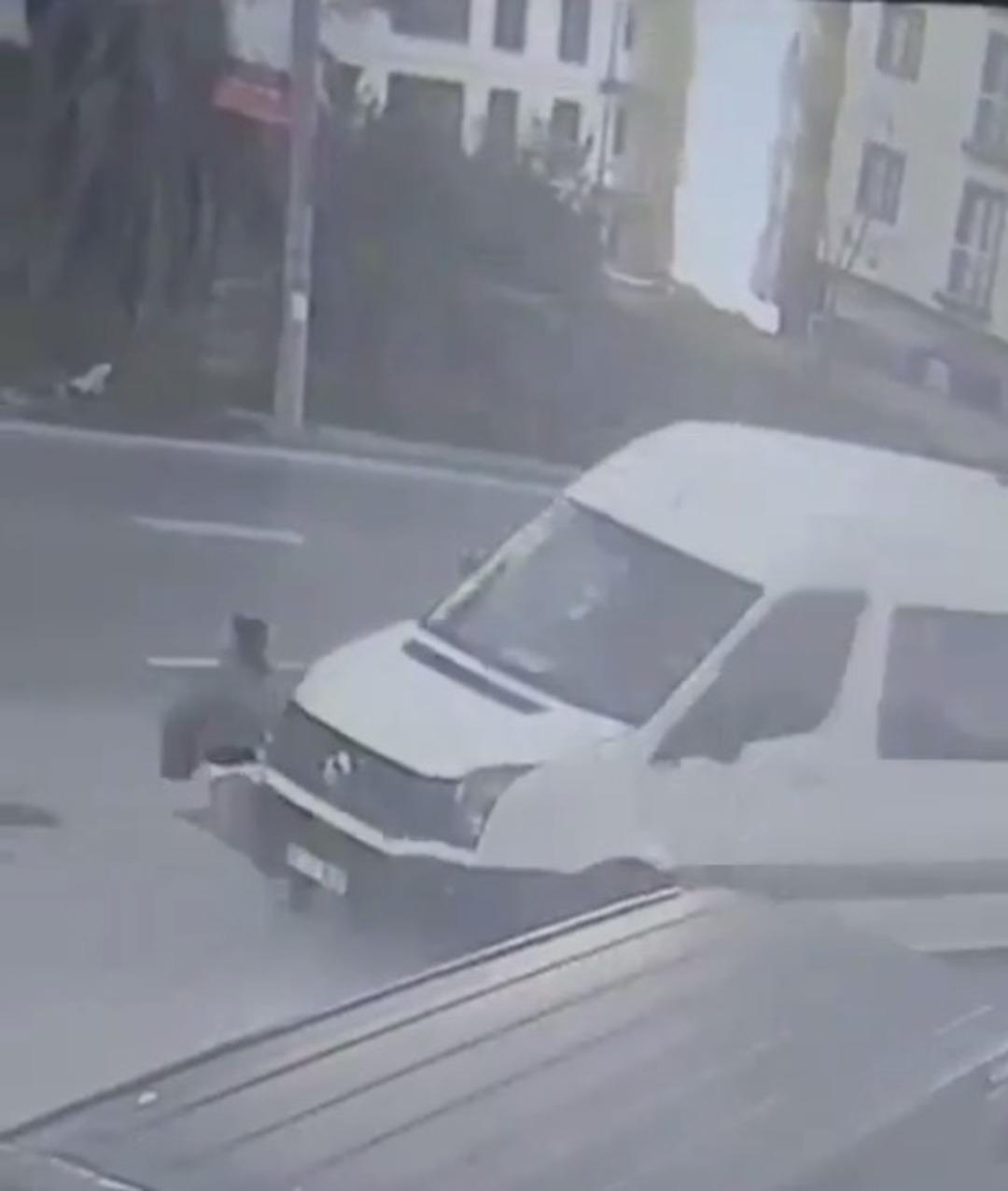 Servis minib&uuml;s&uuml;yle kadını altına alıp s&uuml;r&uuml;kledi! Durmadan yoluna devam etti 2