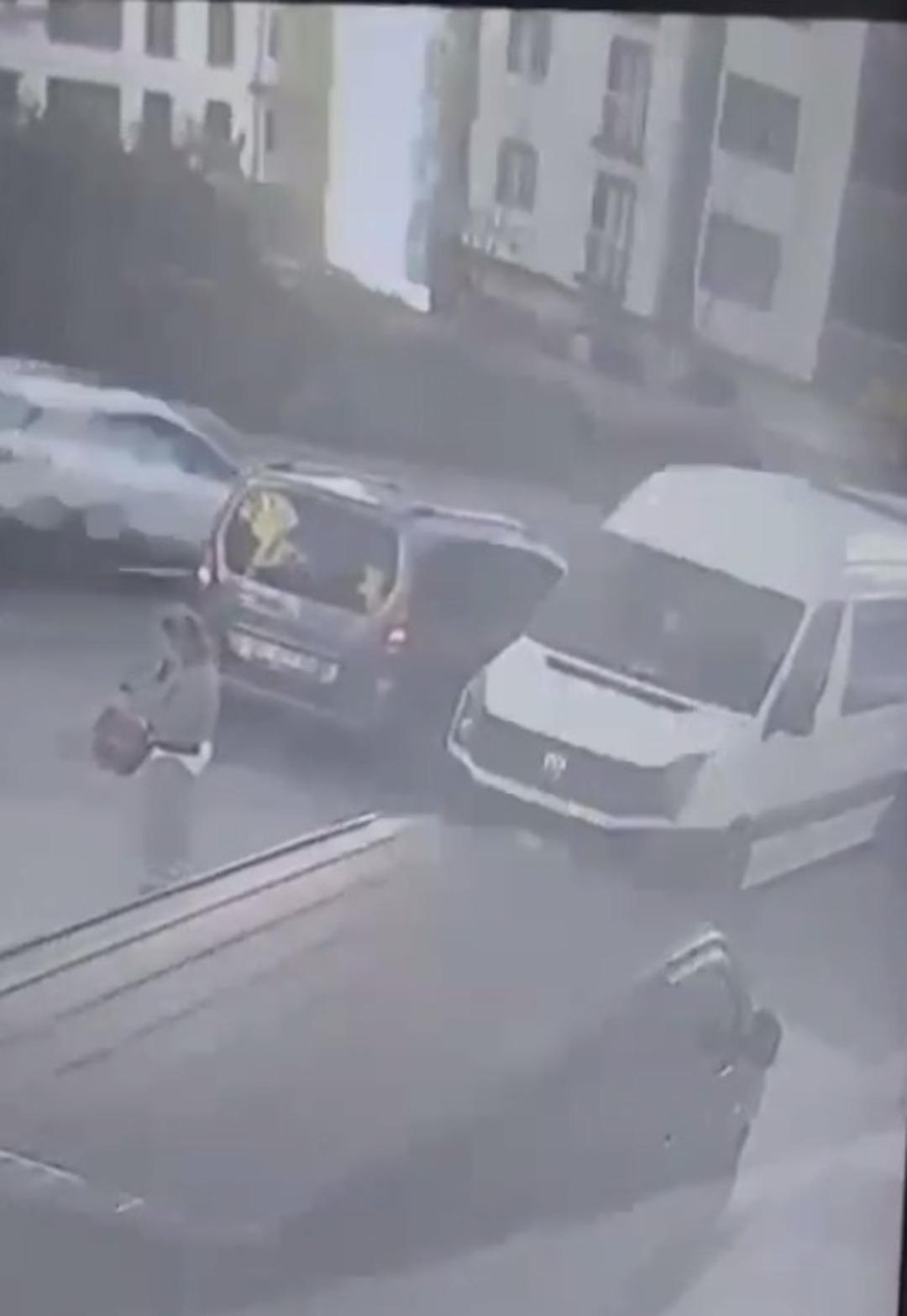 Servis minib&uuml;s&uuml;yle kadını altına alıp s&uuml;r&uuml;kledi! Durmadan yoluna devam etti 1