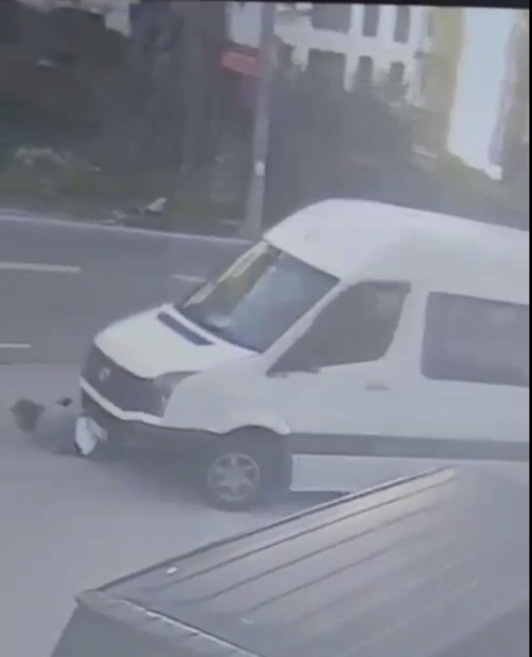 Servis minib&uuml;s&uuml;yle kadını altına alıp s&uuml;r&uuml;kledi! Durmadan yoluna devam etti 3