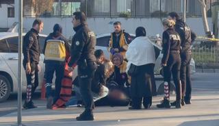 Sultangazi'de dehşet! Takip ettiği &ccedil;ocuğa ateş etti, yolda y&uuml;r&uuml;yen kişiyi vurdu !