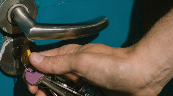 Sabah d&uuml;kkanı a&ccedil;tın ya da ofise damladın. İlk olarak kime/neye bakıyoruz?