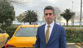 Boğazi&ccedil;i mezunu 'kravatlı taksici' dikkat &ccedil;ekti! 