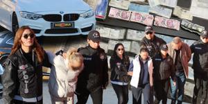 L&uuml;ks arabalar, evler, arsalar hepsine el kondu! Sevgilisi kucağında 8 kilo altınla yakalandı