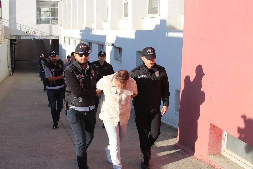 L&uuml;ks arabalar, evler, arsalar hepsine el kondu! Sevgilisi kucağında 8 kilo altınla yakalandı 2