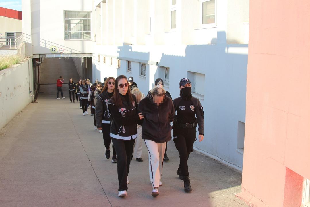 L&uuml;ks arabalar, evler, arsalar hepsine el kondu! Sevgilisi kucağında 8 kilo altınla yakalandı 3