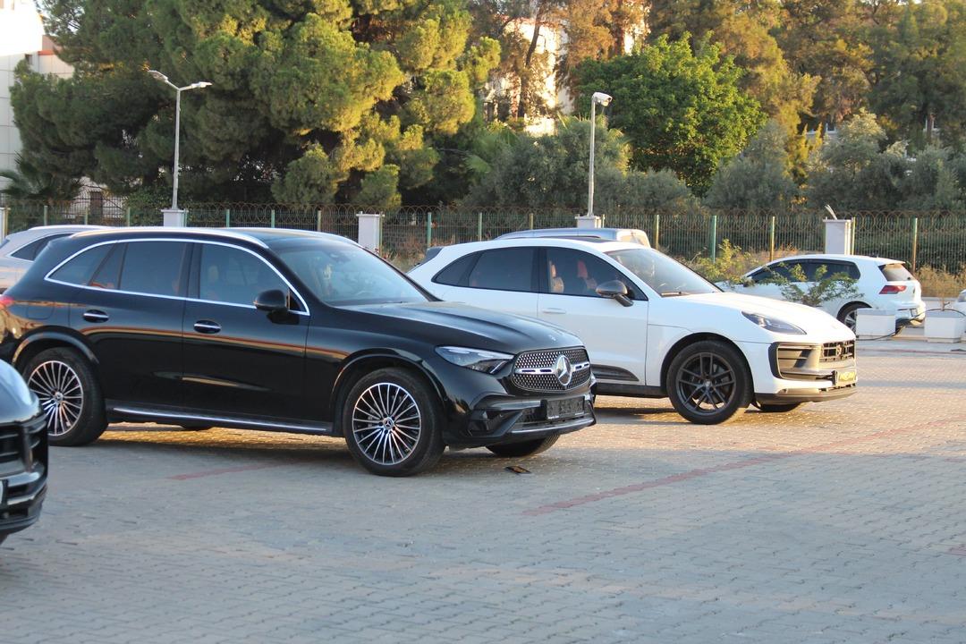 L&uuml;ks arabalar, evler, arsalar hepsine el kondu! Sevgilisi kucağında 8 kilo altınla yakalandı 6