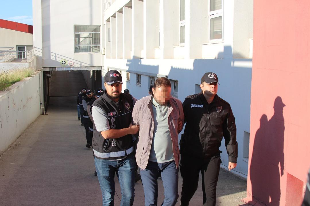 L&uuml;ks arabalar, evler, arsalar hepsine el kondu! Sevgilisi kucağında 8 kilo altınla yakalandı 12