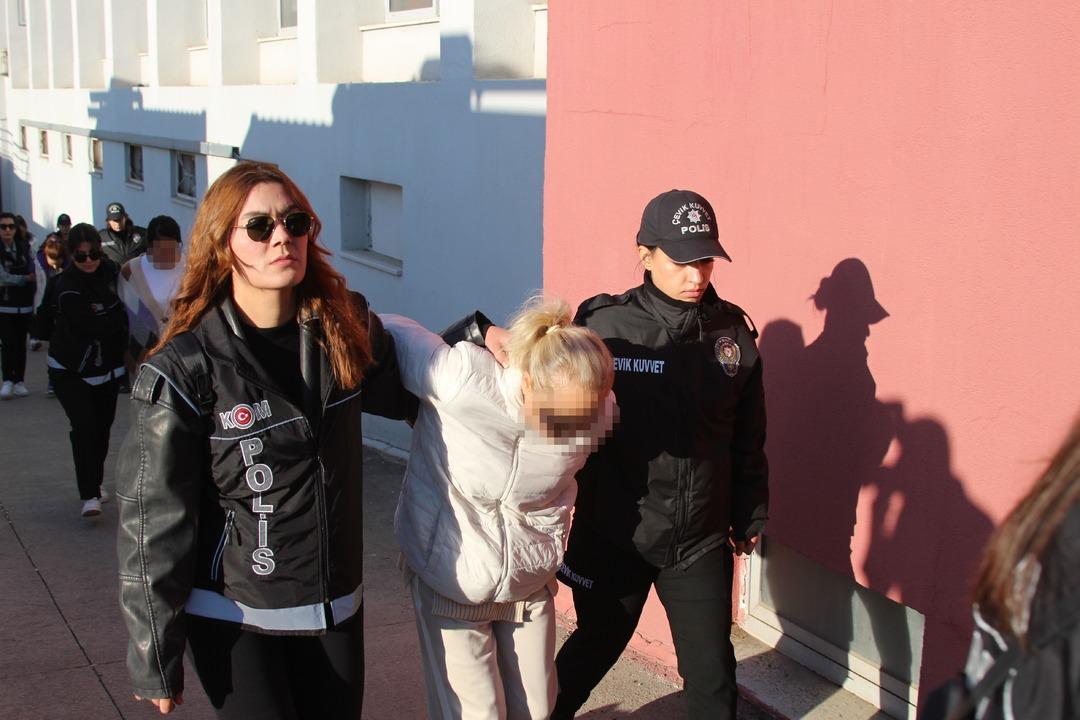 L&uuml;ks arabalar, evler, arsalar hepsine el kondu! Sevgilisi kucağında 8 kilo altınla yakalandı 13