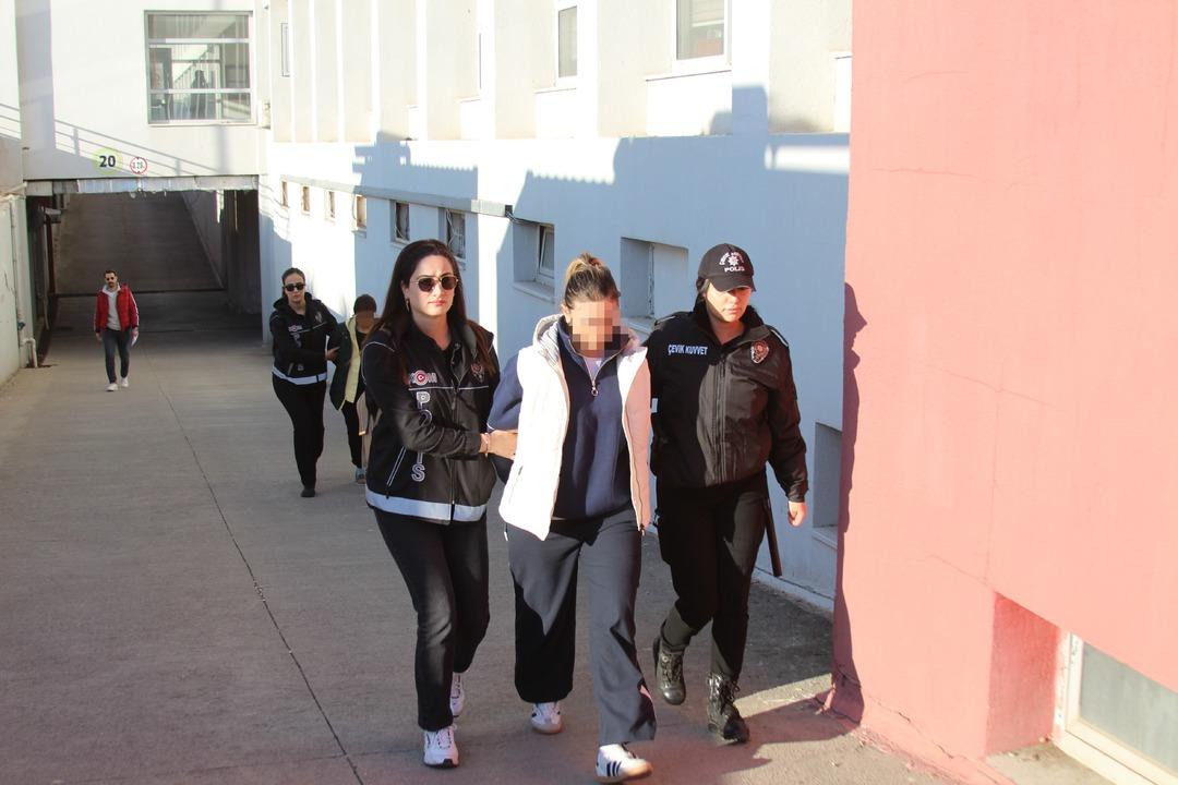 L&uuml;ks arabalar, evler, arsalar hepsine el kondu! Sevgilisi kucağında 8 kilo altınla yakalandı 14