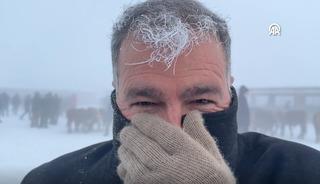 Termometre bile dondu: -30,3! Sa&ccedil; ve kirpikleri buz tuttu