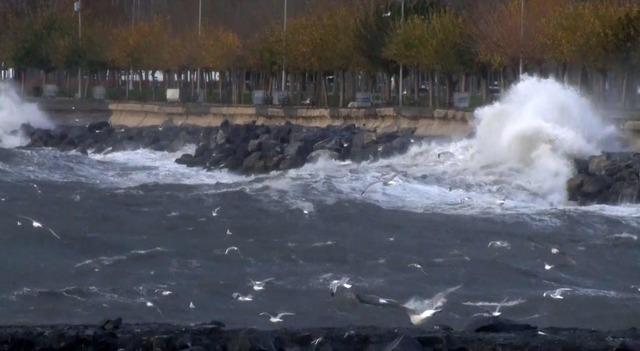 İstanbul&rsquo;da fırtına etkili oluyor: Dalgalar sahili d&ouml;vd&uuml; 1