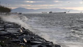 İstanbul&rsquo;da fırtına etkili oluyor: Dalgalar sahili d&ouml;vd&uuml;